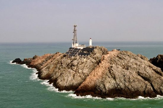 舟山最東邊的海礁綠能基站