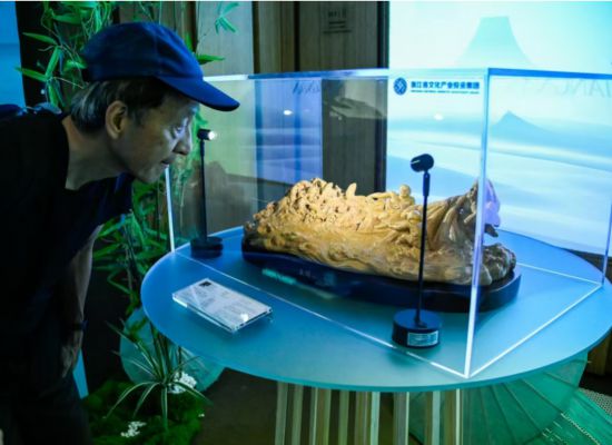 觀眾駐足欣賞作品。受訪者供圖