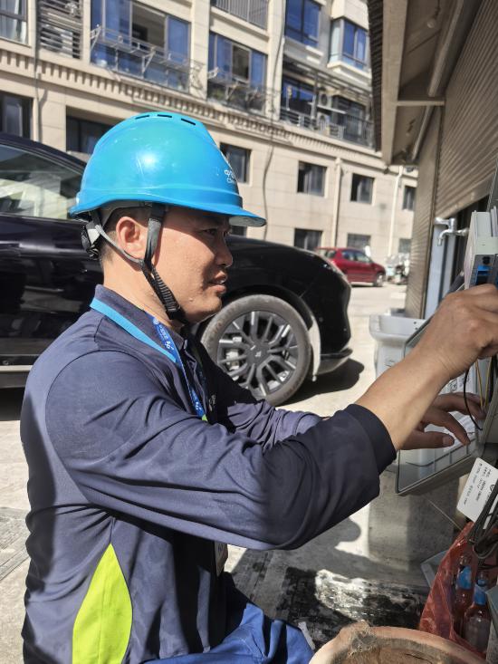 浙江移動的愛家工程師團隊迎戰熱浪，全力保障通信暢通。