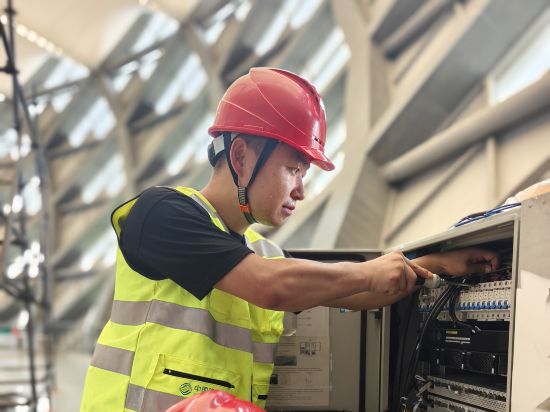 麗水蓮都楊師傅保障“浙BA熱力嘉年華”市集周邊基站。