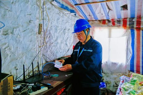 在溫州鹿西島，移動智慧家庭工程師董建勝為島上居民保障移動通信網絡暢通。浙江移動供圖