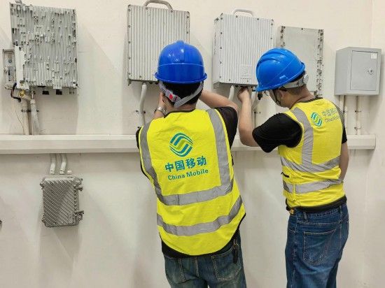 浙江移動在湖州某小區為加強地下室與電梯覆蓋正在安裝設備。中國移動浙江公司供圖